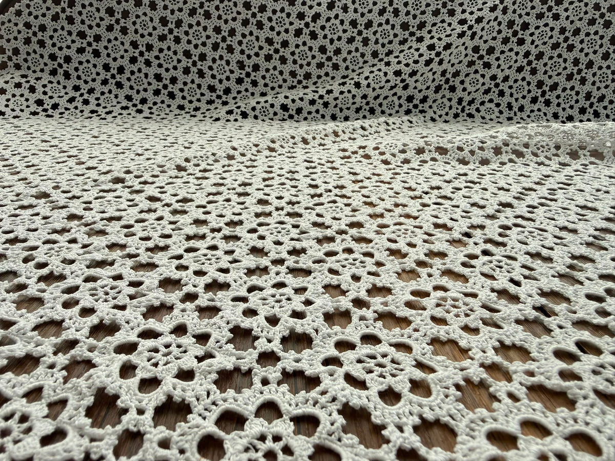 Close-up of the white crochet table linen showing the floral motifs, joining points and fine No. 70 cotton thread texture.